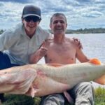 sorpresa-ante-la-captura-de-un-surubi-albino-de-40-kilos-en-el-rio-uruguay