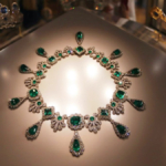 las-32-esmeraldas-colombianas-de-muzo,-boyaca,-es-una-de-las-iconicas-joyas-robadas-en-el-museo-del-louvre,-en-paris:-su-historia