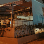 un-brindis-frente-al-mar:-el-bar-que-se-volvio-el-nuevo-punto-de-encuentro-en-montevideo
