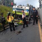 mixco:-bus-vuelca-en-el-puente-tinco-en-el-extremo-de-la-calzada-roosevelt