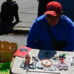 los-argentinos-pregonan-sus-pertenencias-en-su-lucha-por-llegar-a-fin-de-mes