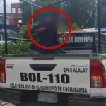 aprenden-a-sujeto-ofreciendo-revistas-pornograficas-en-el-colegio.