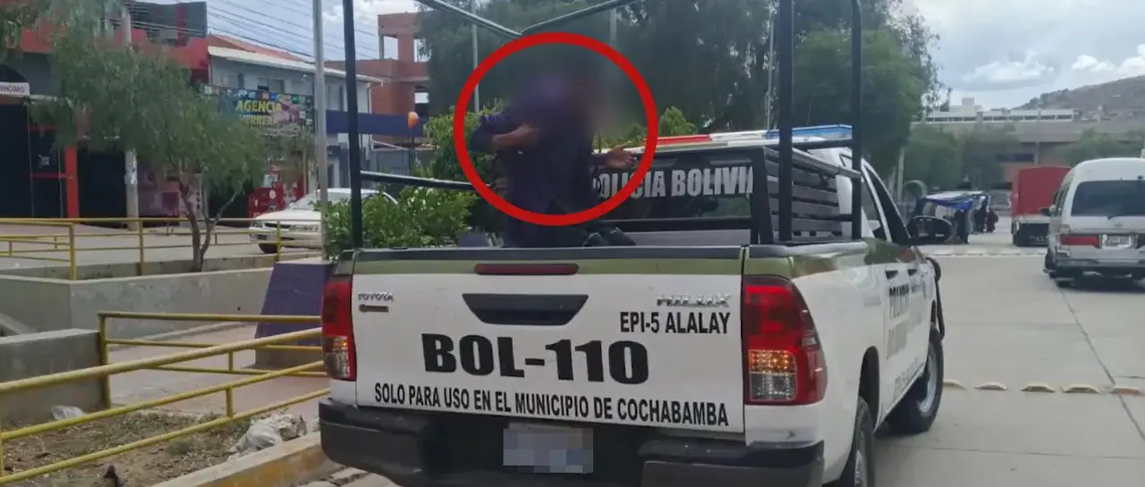 aprenden-a-sujeto-ofreciendo-revistas-pornograficas-en-el-colegio.