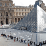 video:-asi-escaparon-los-ladrones-del-louvre-en-un-montacargas-tras-el-robo-de-joyas-millonarias