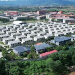 en-birmania,-mas-de-600-personas-fueron-a-un-centro-de-armas-en-linea-hacia-tailandia-despues-de-una-incursion-militar.