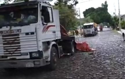 camion-con-27-mil-kilos-de-cemento-freno-contra-muralla