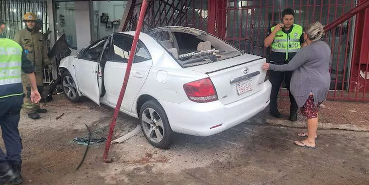 policia-se-encuentra-tumba-tras-chocar-el-rodado-que-conducia