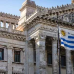 uruguay-reduce-el-riesgo-del-dolar-y-reduce-los-costos-de-endeudamiento:-un-giro-silencioso-de-la-deuda-soberana