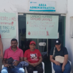extrabajadores-del-hospital-de-san-marcos-(sucre)-se-encadenaron-y-estan-en-huelga-de-hambre-por-pagos-atrasados:-por-protestar-los-‘despidieron’