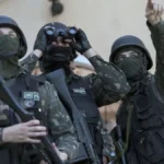 operativo-contra-el-narcotrafico-en-rio-de-janeiro-dejo-64-muertos:-integrantes-del-comando-vermelho-tiraron-granadas-con-un-dron
