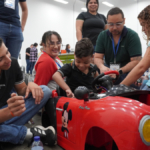 de-carros-electricos-desechados-a-juguetes-accesibles-para-ninos-con-discapacidad:-la-innovadora-iniciativa-que-realizan-en-medellin