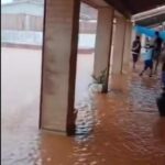 escuela-se-convirtio-en-nembo-arroyo-en-minutos-y-suspendieron-las-clases