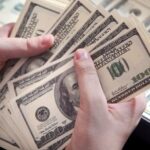 el-dolar-oficial-supera-los-221-bolivares-y-presiona-alza-los-precios-en-venezuela