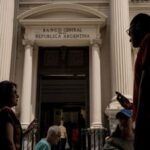 los-activos-argentinos-oscilan-ante-los-informes-de-que-bessent-prepara-mas-ayuda