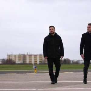 en-direct,-guerre-en-ukraine:-volodymyr-zelensky-et-emmanuel-macron-se-retrouvent-sur-la-base-aerienne-de-villacoublay