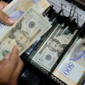 el-dolar-oficial-bcv-llega-a-240-bolivares-y-se-acerca-mas-a-venezuela-a-la-hiperinflacion.