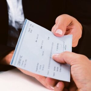 fin-de-los-cheques-fisicos?-la-medida-que-evalua-el-bcra-podria-asestar-un-golpe-duro-a-la-economia-informal
