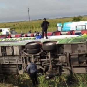 volco-un-micro-que-iba-a-mar-del-plata:-hay-2-muertos