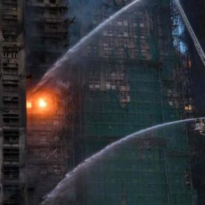 hong-kong:-le-bilan-du-violento-incendie-dans-un-complexe-immobilier-monte-a-65morts