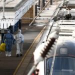 la-policia-del-reino-unido-dice-que-el-apunalamiento-masivo-en-un-tren-no-es-un-incidente-terrorista,-dos-hombres-britanicos-arrestados