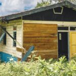lekkende-daken,-rot-y-stank:-leerkrachten-in-brokopondo-wonen-in-erbarmelijke-omstandigheden