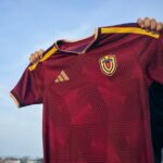 la-vinotinto-estrena-camiseta-inspirada-en-los-tepuyes-y-con-franjas-tricolor