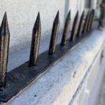 a-un-ano-de-la-muerte-de-un-hombre-que-cayo-sobre-pinchos,-la-imm-no-reglamento-la-prohibicion-de-la-arquitectura-hostil.