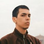 la-estrella-de-las-listas-de-exitos-milo-j-utiliza-la-fama-para-centrar-a-los-jovenes-en-el-folclore