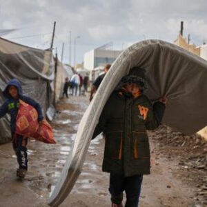 video.-en-gaza,-las-fuertes-lluvias-inundan-los-campos-de-desplazados
