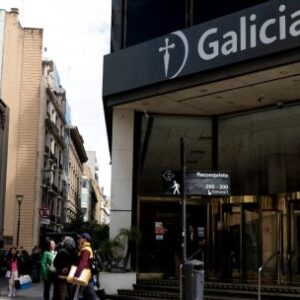 la-batalla-electoral-de-mileis-deja-a-los-bancos-argentinos-en-su-nivel-mas-bajo-en-cinco-anos