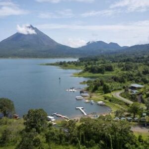 en-costa-rica,-un-volcan-dormido-se-esconde-en-la-selva-entre-la-niebla