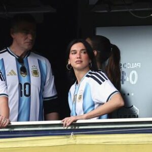 samba,-futbol-y-tacos:-dua-lipa-seduce-a-america-latina-con-la-mirada-puesta-en-la-cultura-local