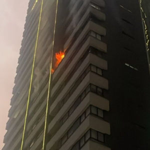 video-|-emergencia-por-incendio-en-piso-14-del-edificio-del-suroriente-de-medellin-durante-la-tradicional-noche-del-dia-de-las-velitas