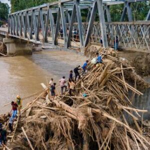 en-indonesia,-las-inundaciones-catastroficas-en-la-isla-de-sumatra-agravan-la-deforestacion