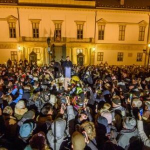 hongrie:-des-millers-de-manifestants-pour-demander-la-demission-de-viktor-orban,-despues-de-la-revelacion-de-maltraitances-dans-laide-sociale-a-lenfance