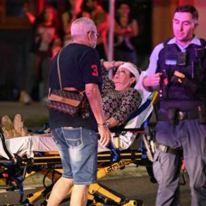 fusilada-en-australia:-au-moins-dix-personnes-tuees-sur-la-plage-de-bondi,-a-sydney,-ou-se-deroulait-una-fete-juive