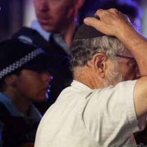 en-directo,-atendido-en-australia:-les-dos-hombres-armados-que-son-15-personas-durante-una-fiesta-joven-en-una-playa-de-sydney,-son-un-padre-y-un-hijo