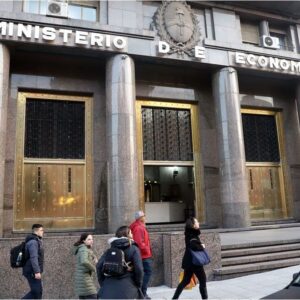 tras-la-emision-del-bonar-2029n,-el-mercado-aguarda-definiciones-clave-de-cara-al-pago-de-u$s4.200-millones-en-enero