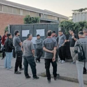 cordoba:-fabrica-de-neumaticos-cerrada-de-un-dia-para-otro-y-notifico-los-despidos-con-escribanos-y-pateticas