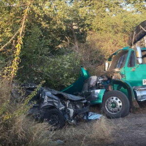 la-identidad-del-docente-que-fallecio-en-grave-accidente-de-transito-en-la-carretera-entre-cienaga-y-barranquilla:-carro-fue-aplastado-por-un-camion
