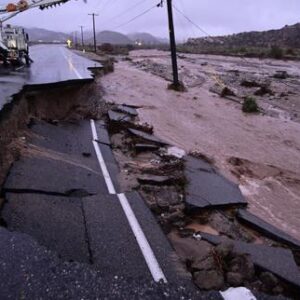 en-california,-las-autoridades-alertan-a-la-poblacion-sobre-las-dinondations-lerisque-despues-de-las-fuertes-lluvias-que-sont-abattues-lejour-denoel