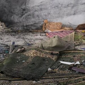 siria:-una-explosion-en-una-mezquita-de-homs-hecha-au-menos-huit-morts,-un-grupo-djihadista-sunita-revendique-lattaque