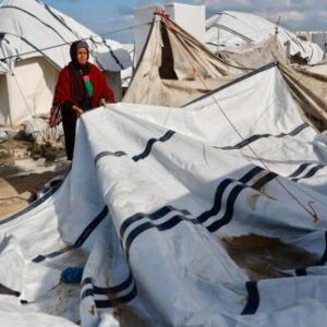 dans-la-bande-de-gaza,-des-centaines-de-millers-dhommes,-femmes-et-enfants-vivent-dans-des-tentes,-sous-la-pluie-et-le-vent-glacial