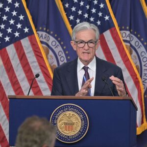 el-ano-(y-la-economia)-cierran-a-toda-orquesta,-con-rally-de-papa-noel-y-ayuda-de-la-fed