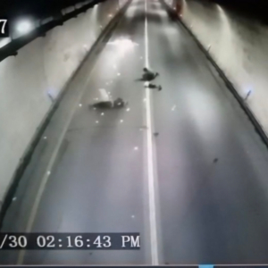 video-del-grave-accidente-que-obligo-al-cierre-de-la-via-al-llano-en-el-tunel-buenavista-i,-sentido-villavicencio-bogota:-implico-a-un-motociclista