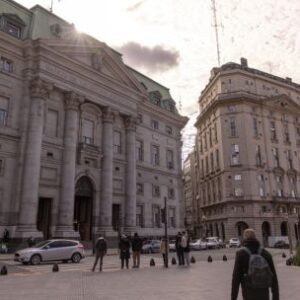 milei-abre-camino-para-que-los-ahorradores-dejen-de-esconder-dinero-debajo-de-los-sofas