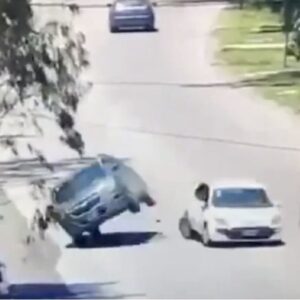 se-salvaron-de-milagro:-un-auto-casi-vuelca-y-no-los-embistio-por-centimetros