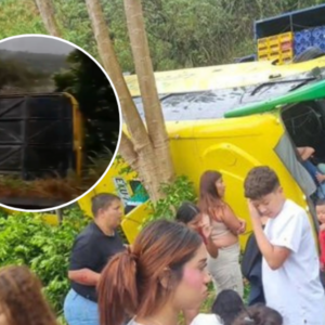 video-|-grave-accidente-de-transito-de-autobus-que-cubria-la-ruta-sabanalarga-–-medellin:-se-volco-en-la-via-y-reportan-18-pasajeros-heridos