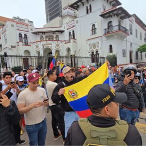 venezolanos-se-congregan-en-su-embajada-en-peru-tras-anuncio-de-captura-de-nicolas-maduro