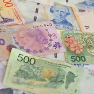 argentina-vende-dolares-para-frenar-la-caida-del-peso-a-medida-que-entran-en-vigor-nuevas-reglas